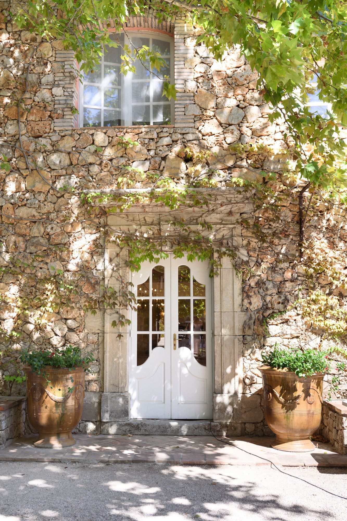 Exemple d'architecture en pierre vieillie au Château Font du Broc.