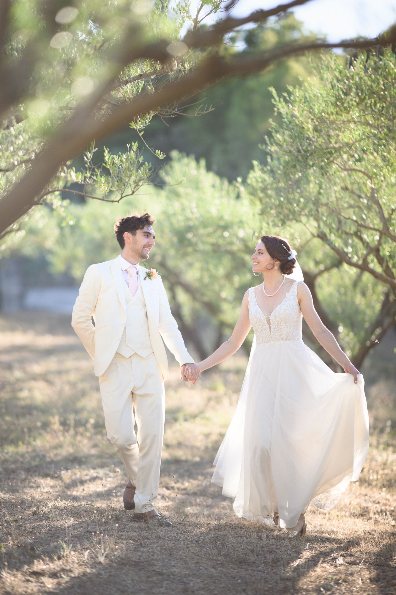 Un couple discute et rit pendant une séance photo naturelle, spontanée et improvisée le jour de leur mariage en Provence.