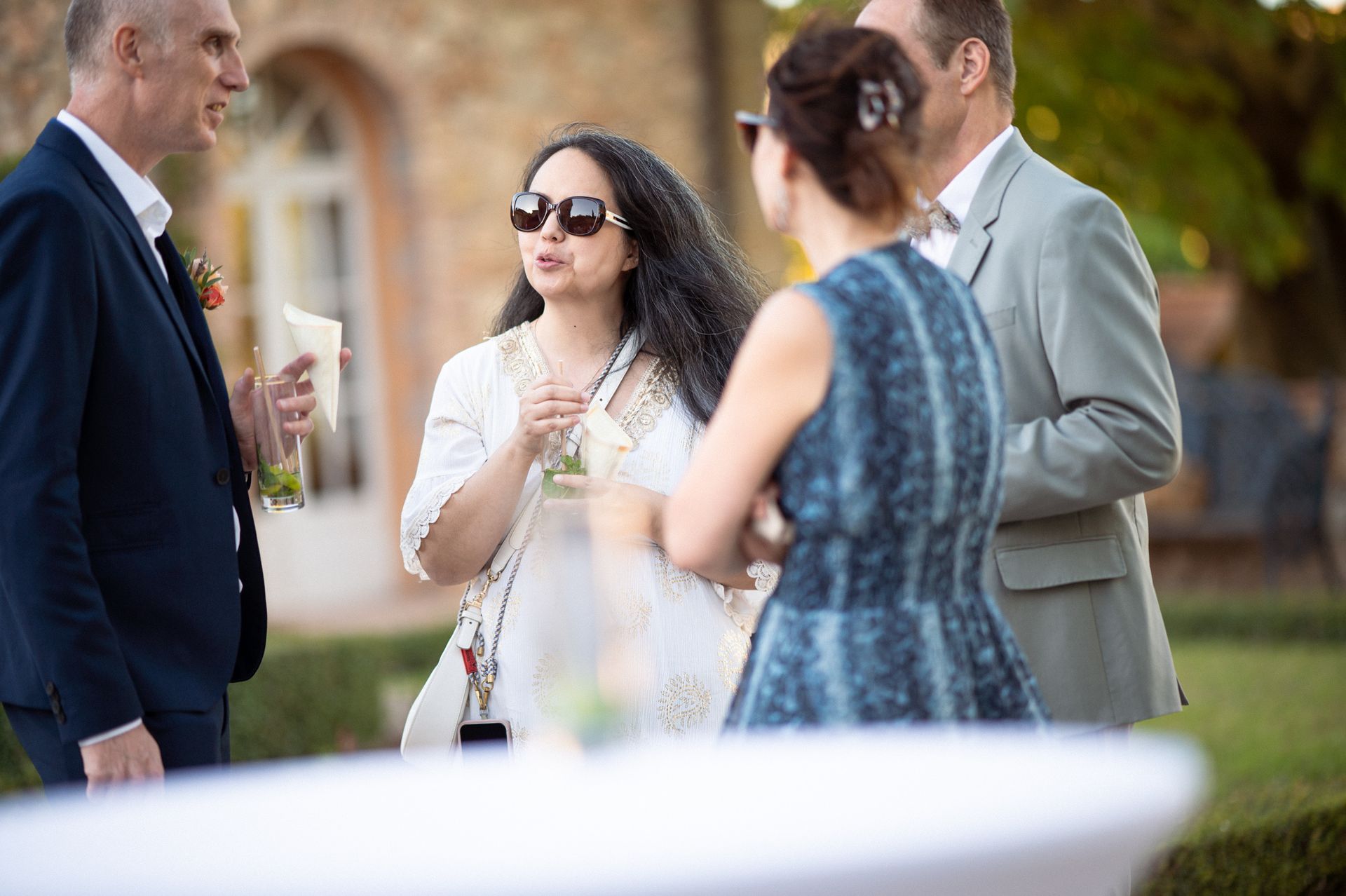 Photo de mariage prise sur le vif, représentant des invités discutant entre eux, dans un style reportage, au Château Font du Broc.