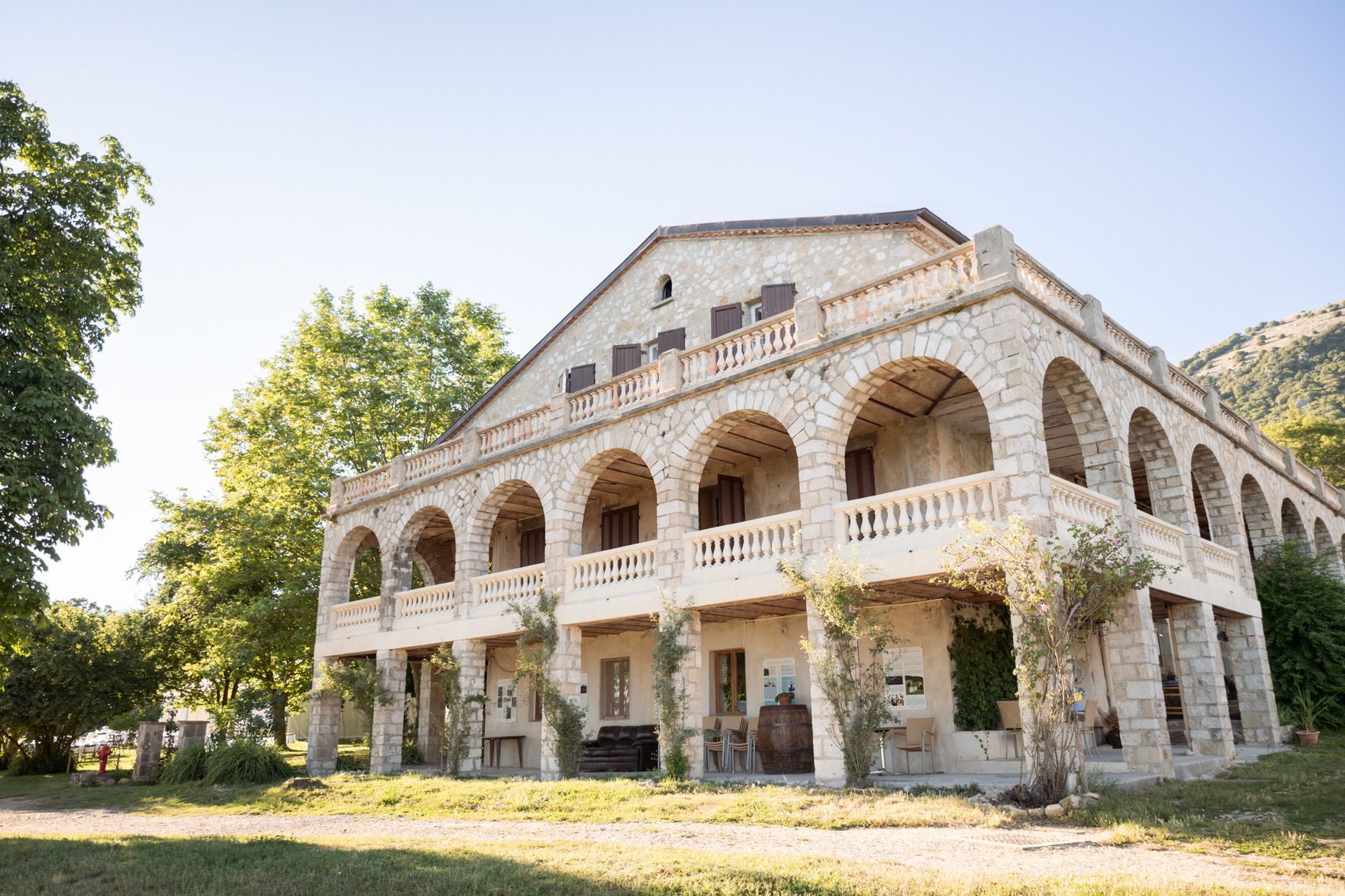 l'extérieur du domaine des courmettes pendant un mariage