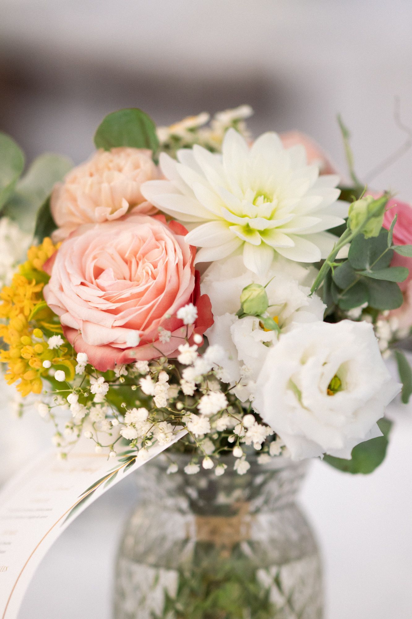 arrangement floral rose, orange et blanc lors d'un mariage
