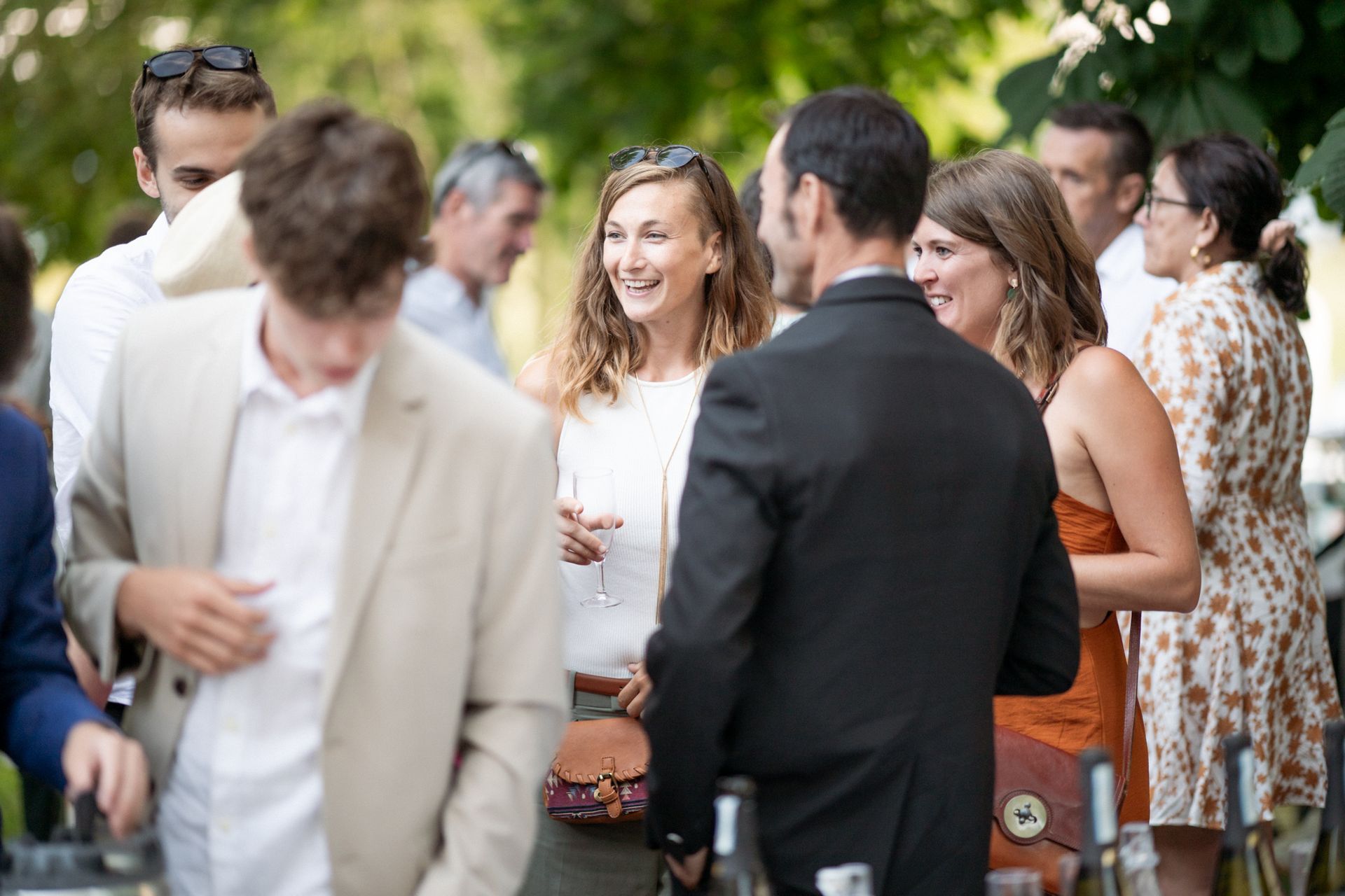 les invités se mêlent au Domaine des Courmettes pendant le vin d'honneur
