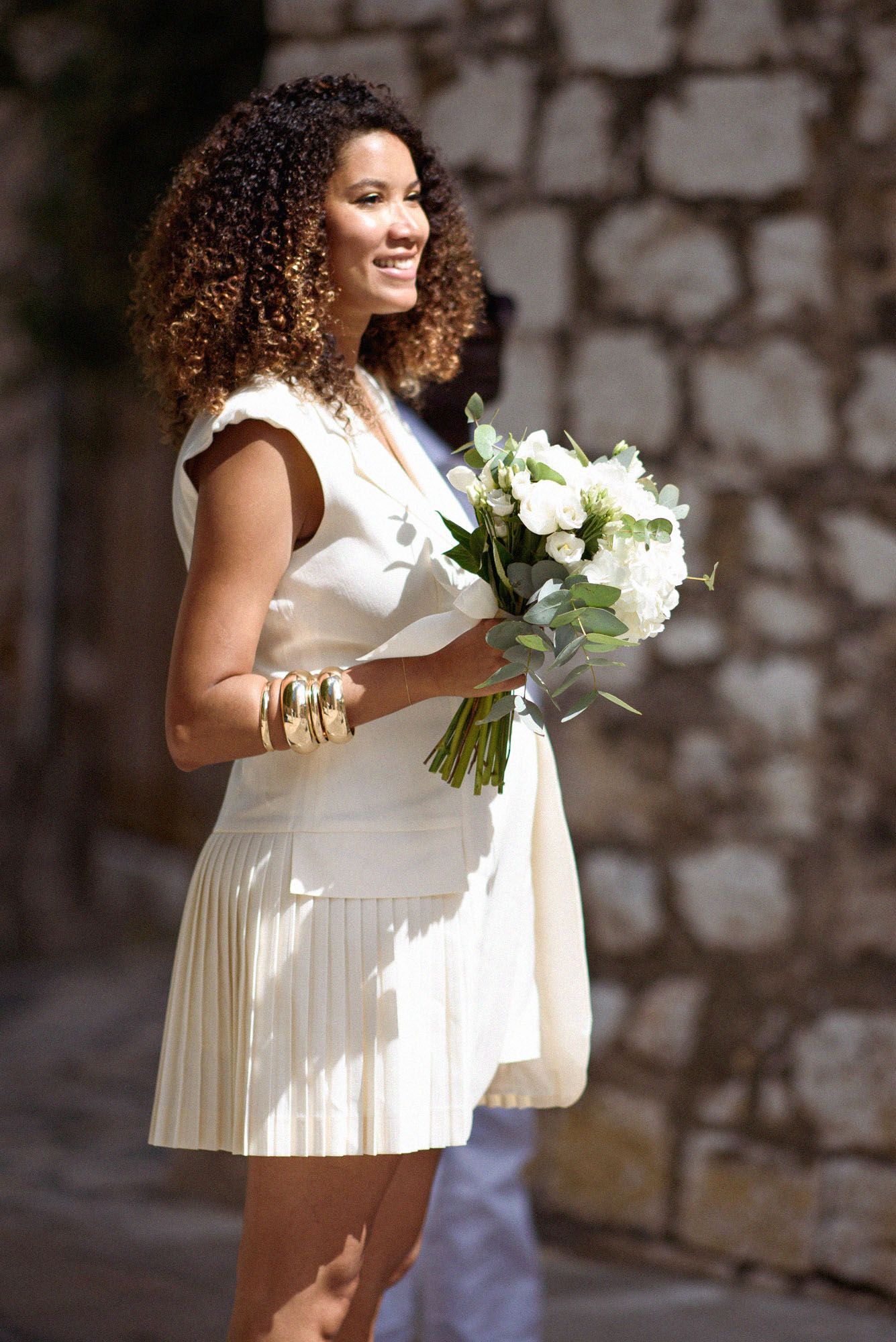 Photographie spontanée de mariage Portrait de la mariée lors d'une cérémonie civile