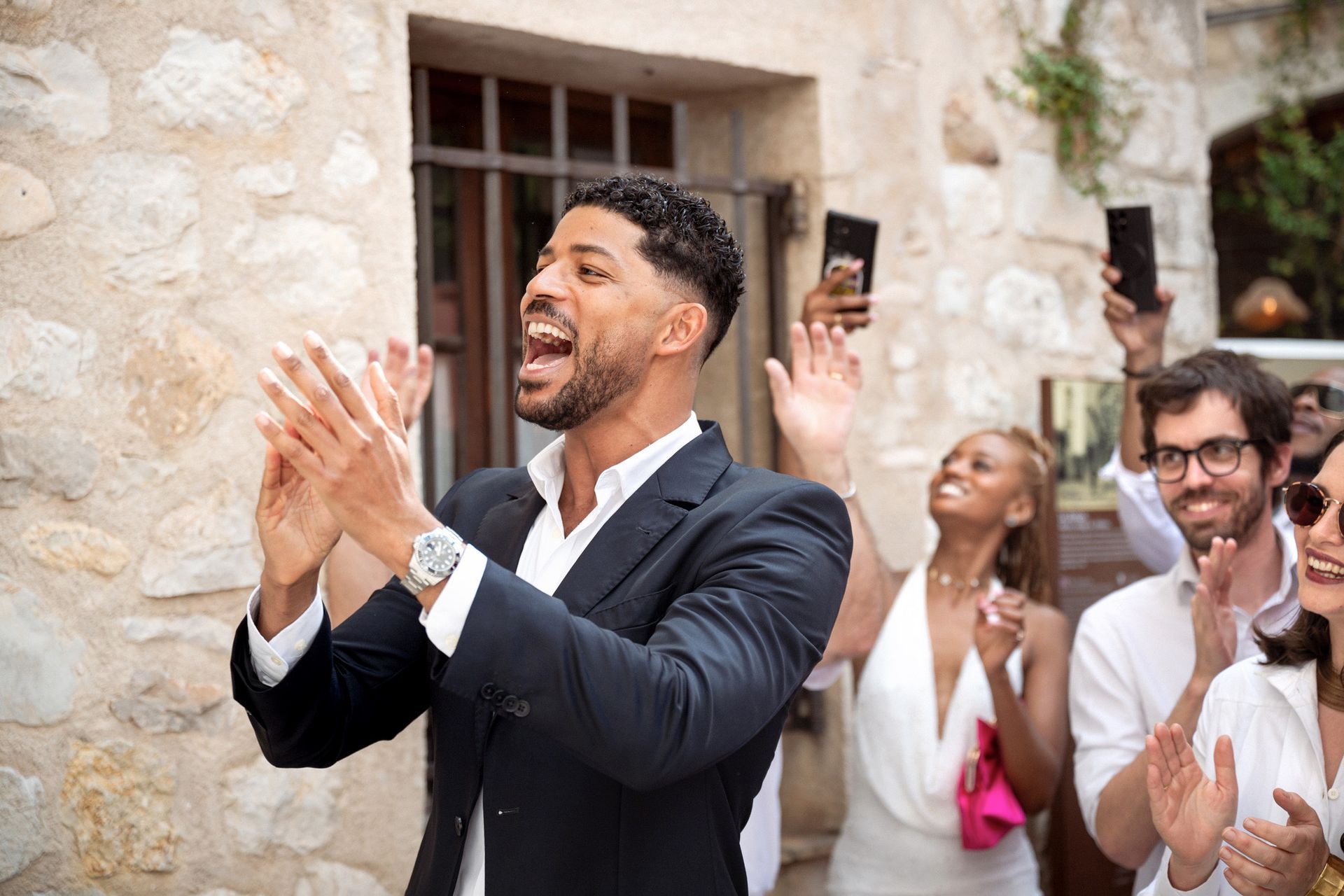Des images prises sur le vif des invités accueillant les jeunes mariés après la cérémonie.