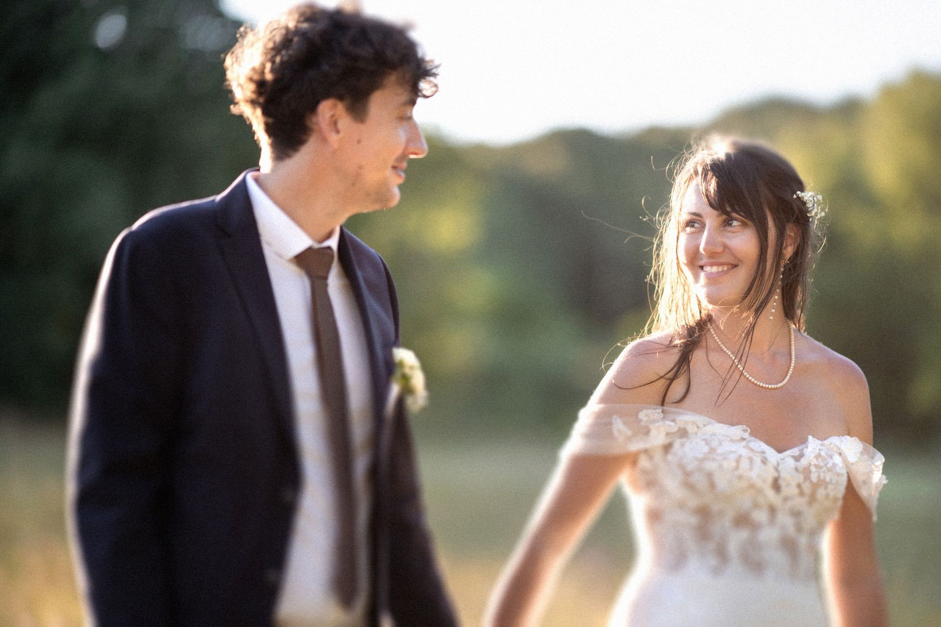 Un couple de mariés se promène dans le domaine des Courmettes.