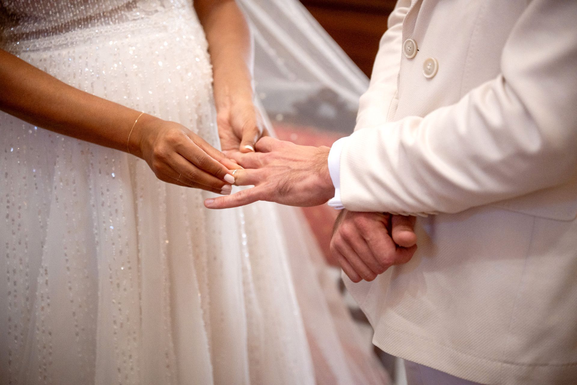 gros plan sur l'échange des alliances