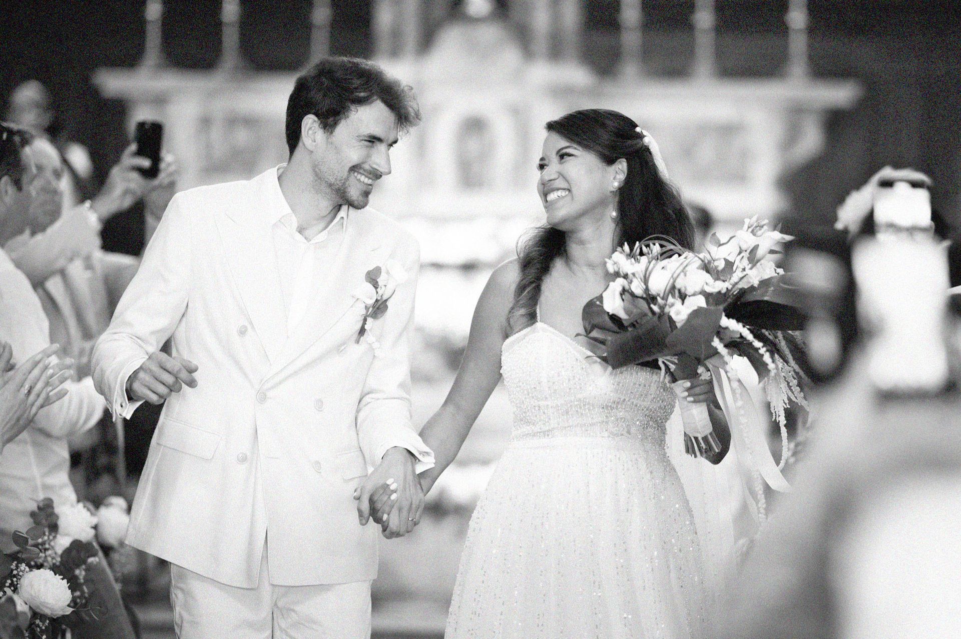 Les mariés dansant dans l'allée après leur mariage