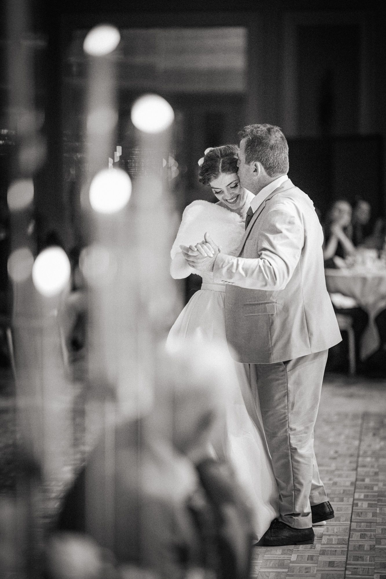 Une mariée dansant avec son père pendant la soirée