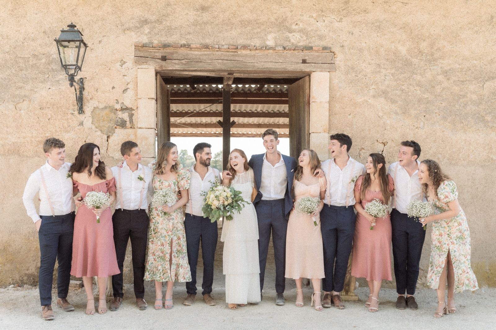 Une belle photo de groupe lors d’un mariage à la campagne française prise par le photographe de mariage niçois Peter Horton.