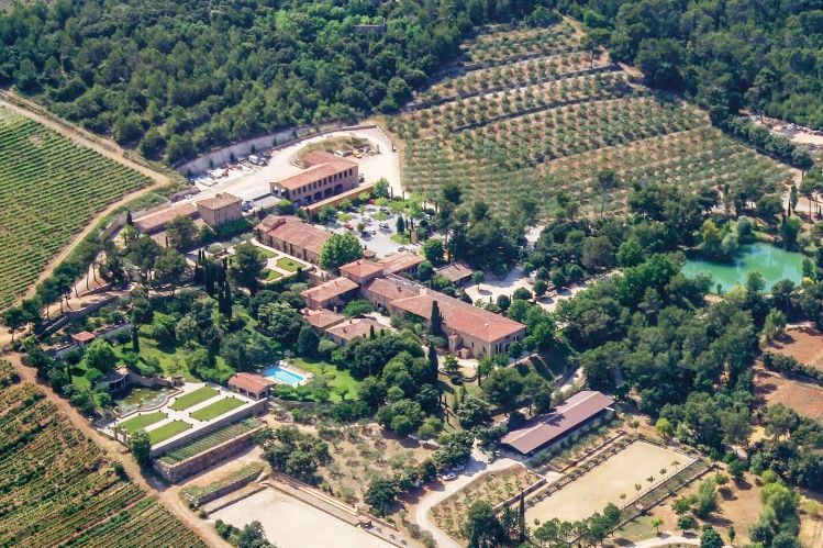 Vue aérienne du château Font du Broc prise depuis un drone.