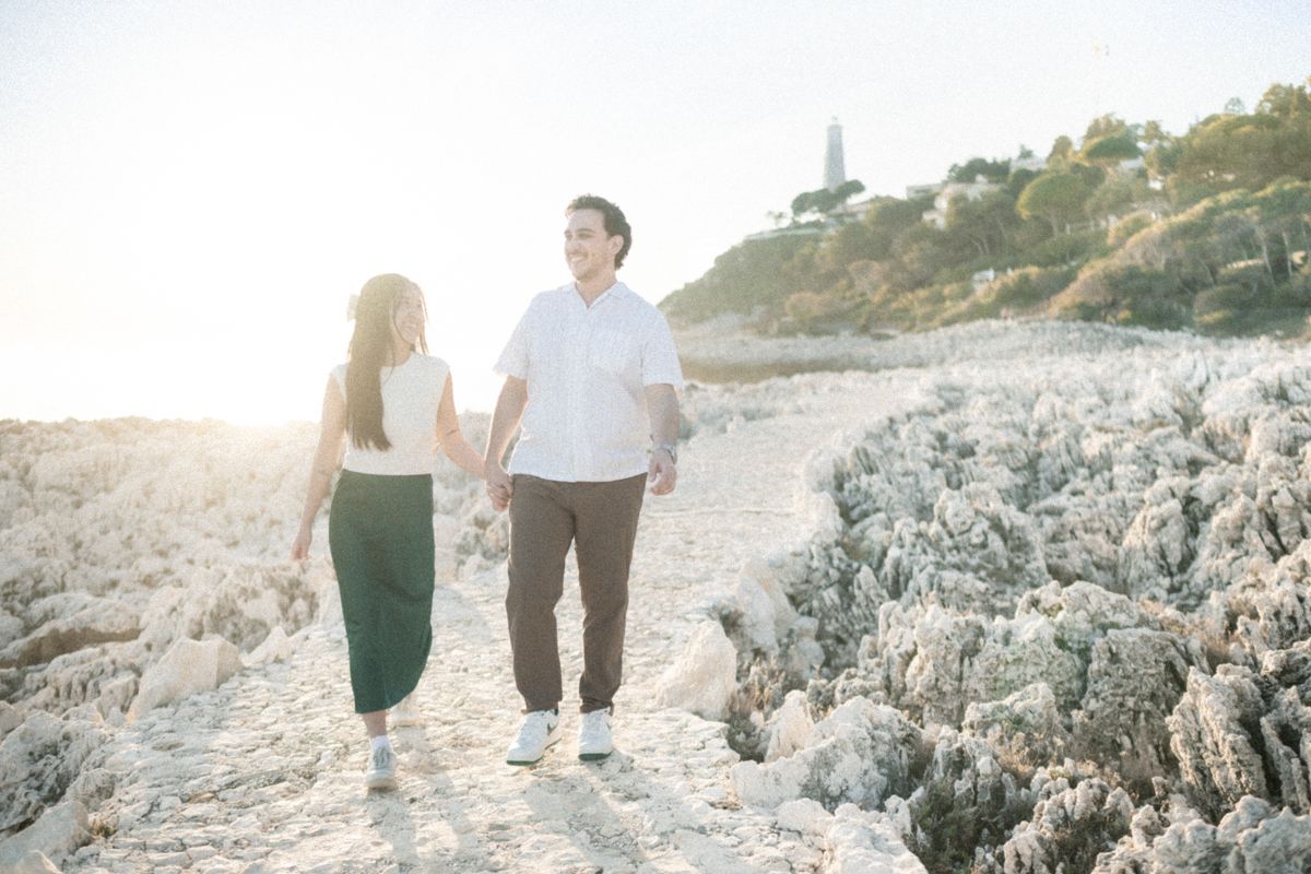 séance photo de couple romantique au phare du cap ferrat