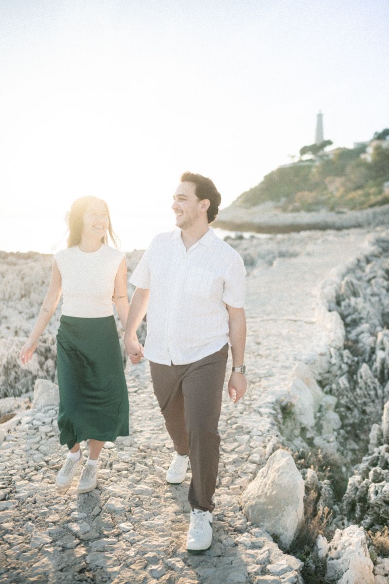 Séance photo romantique au coucher du soleil sur la Côte d'Azur