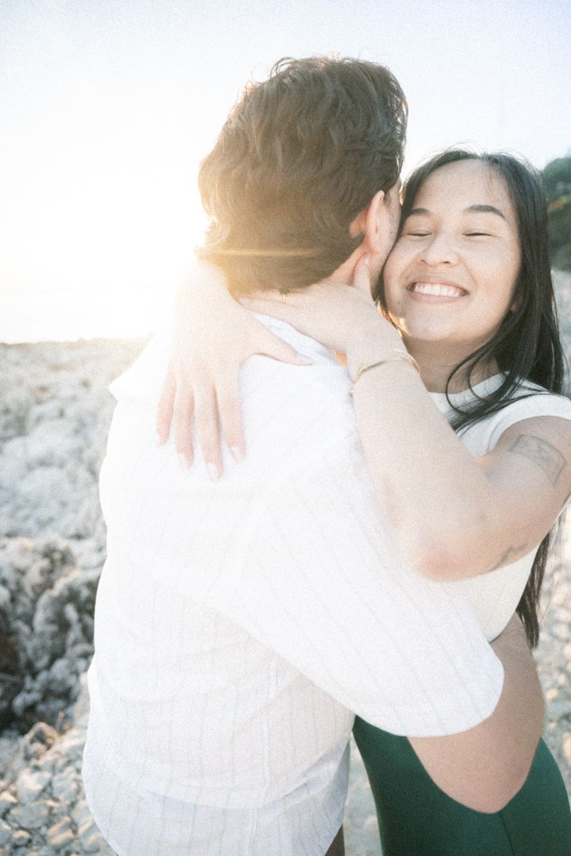 Séance photo romantique au coucher du soleil sur la Côte d'Azur