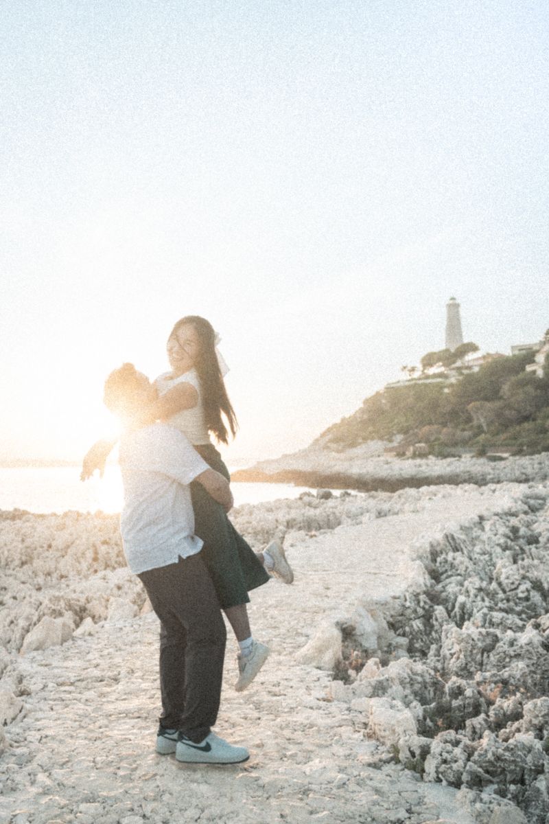 Séance photo romantique au coucher du soleil sur la Côte d'Azur