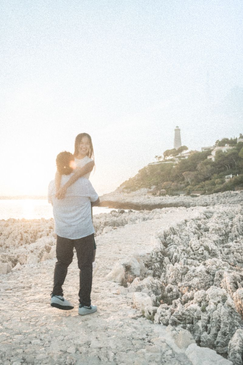 Séance photo romantique au coucher du soleil sur la Côte d'Azur
