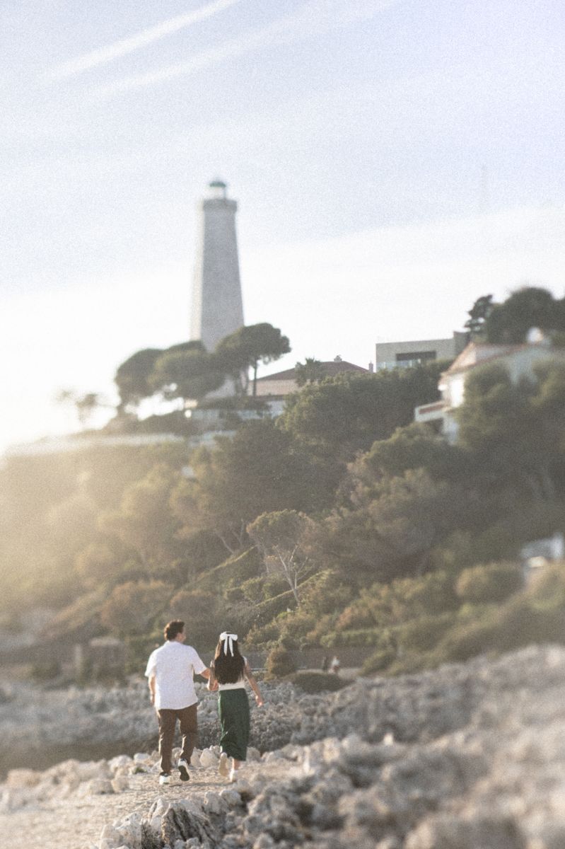 séance photo de couple romantique au phare du cap ferrat