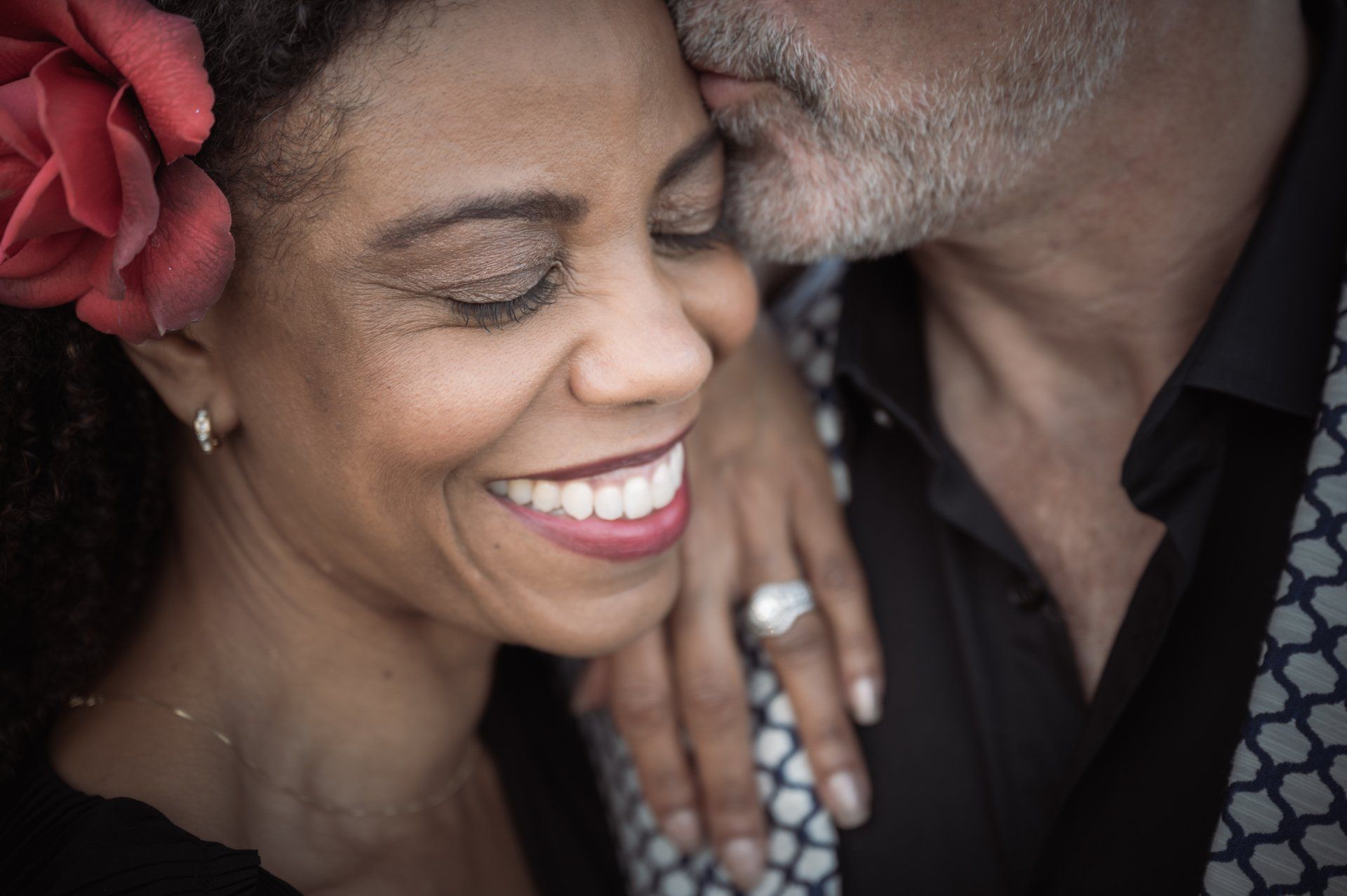 un couple de jeunes mariés s’embrassent après la cérémonie de mariage de fugue à Cap D’Ail
