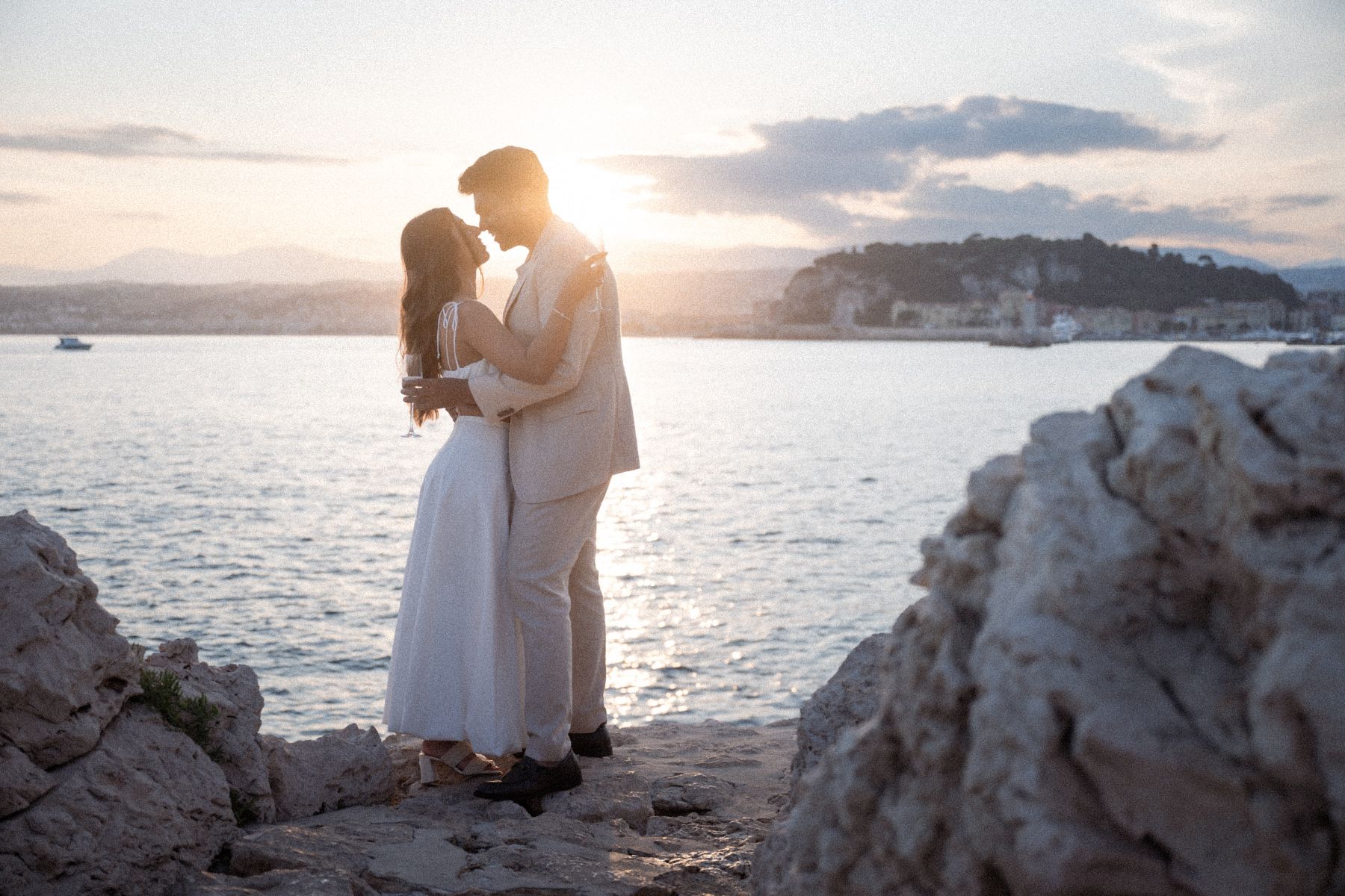 A sunset engagement photoshoot with champagne in the south of France.