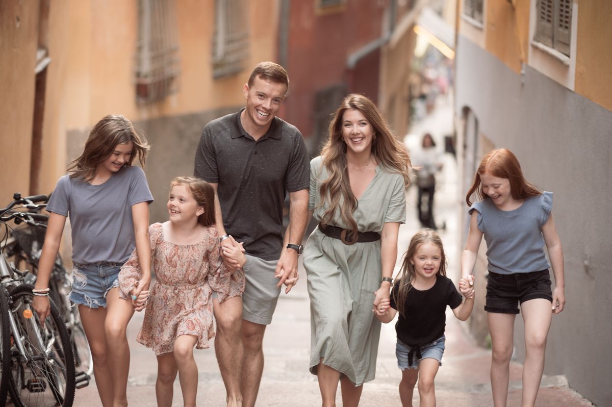 a family's portrait taking in Nice's old town by photographer Peter Horton