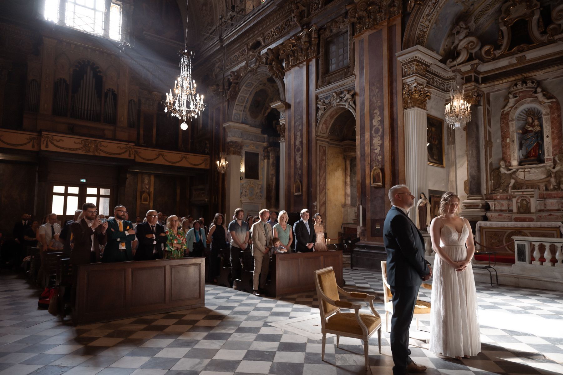 une cérémonie de mariage à l'intérieur de l'Église Saint-Jacques-le-Majeur de Nice