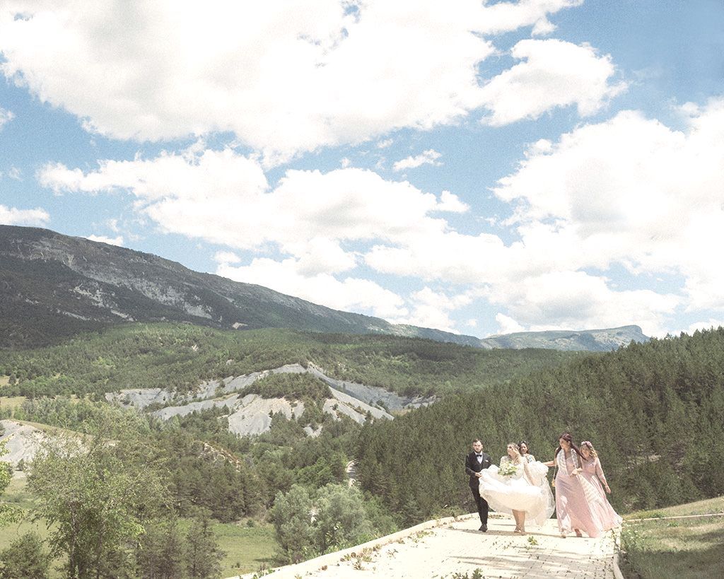 une mariée se promène dans les Alpes françaises avant son mariage