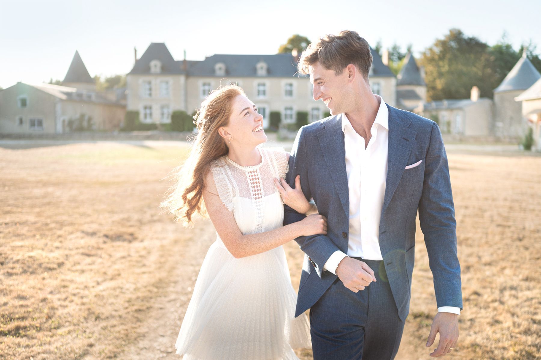 Photographie de mariage naturelle, détendue et sans pose d'un couple devant un château