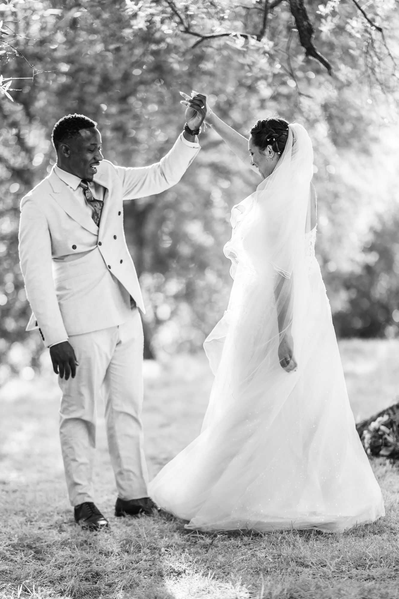 une séance de photos de mariage détendue, naturelle et amusante dans une oliveraie. Le couple marche et rit