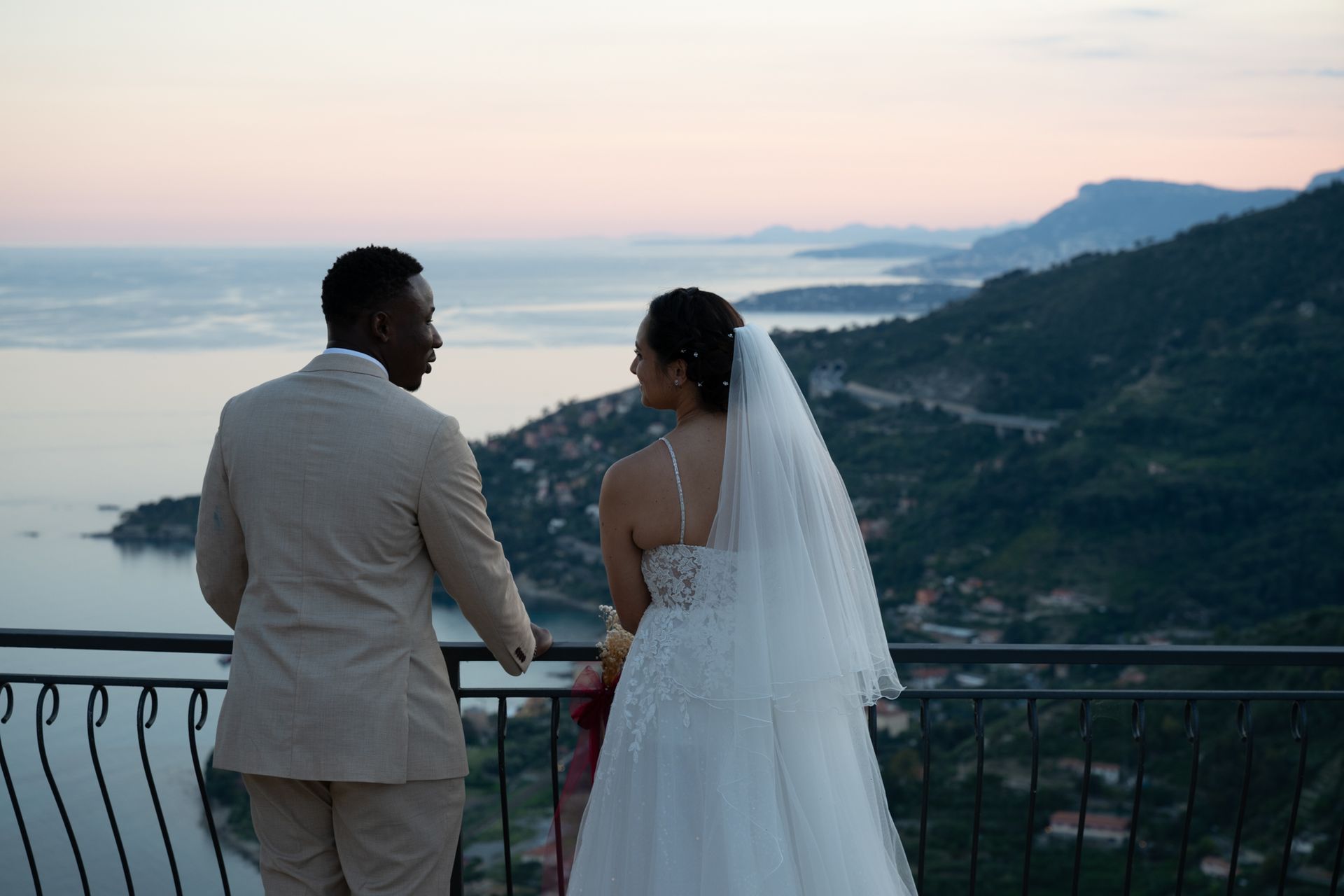 Une vue sur la Côte d'Azur après le coucher du soleil depuis la riserva à Vintimille