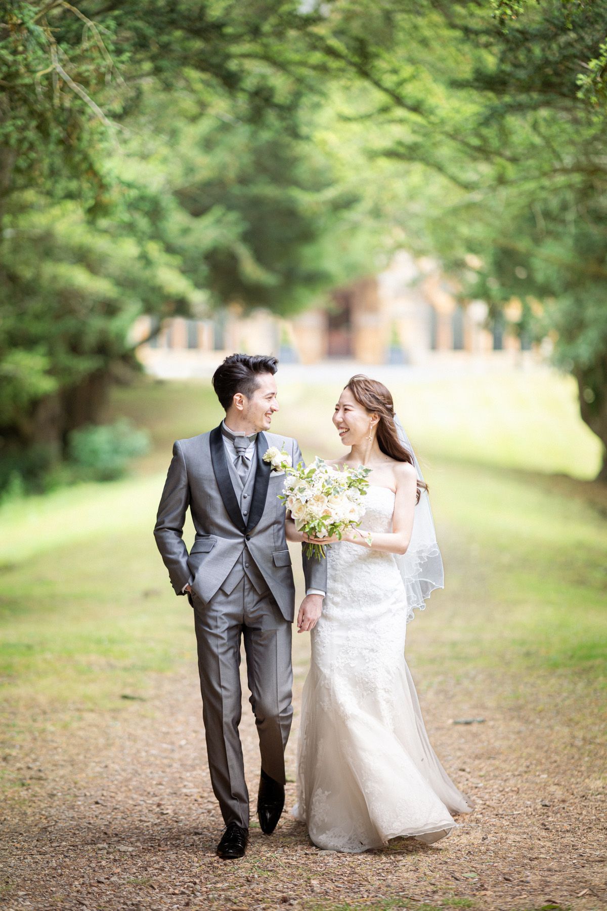 Photographie de mariage naturelle sans pose dans un château français dans le sud de la France.