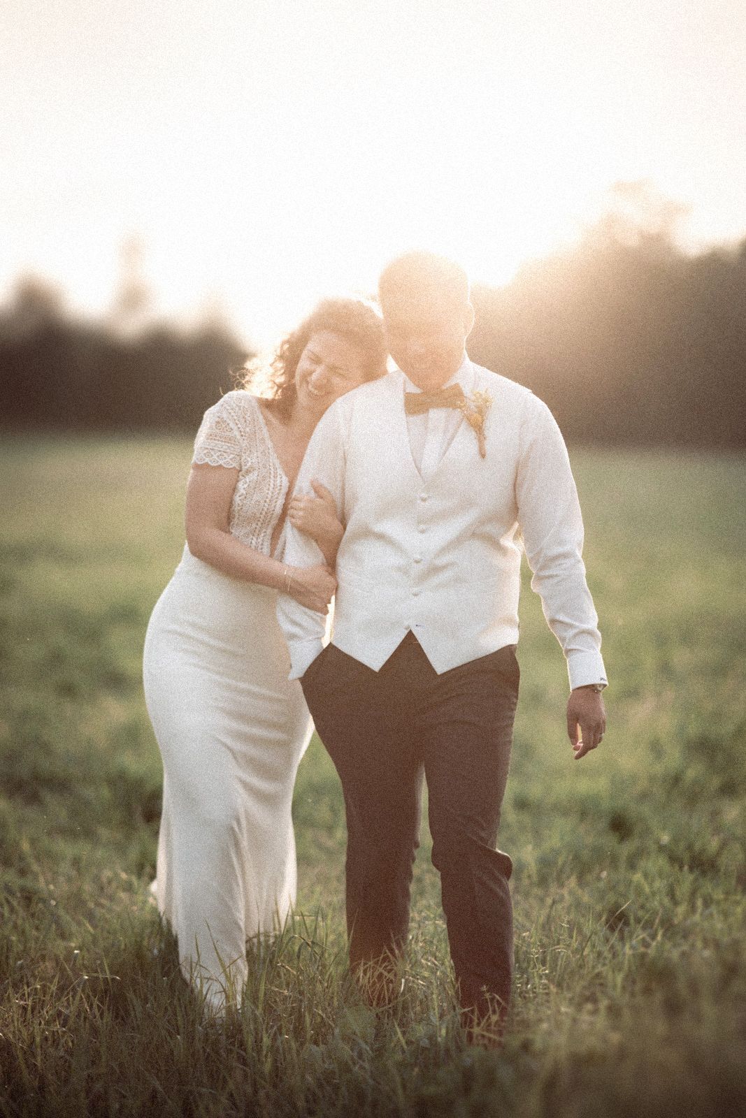 photographie de mariage relaxante et naturelle à l'heure dorée en provence.