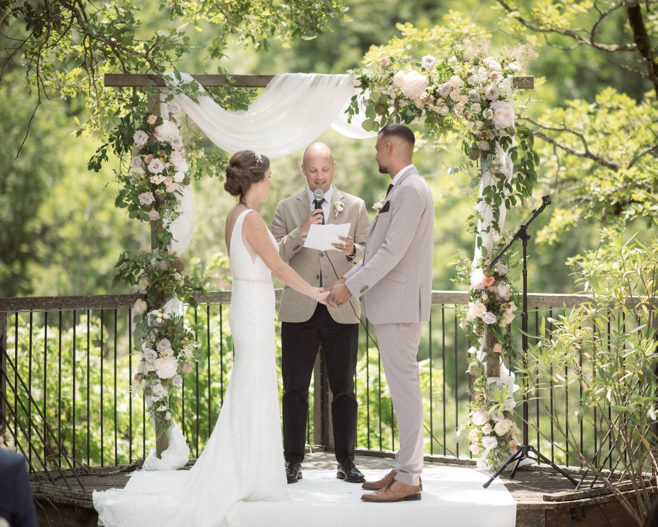 Le Foulon outdoor wedding ceremony