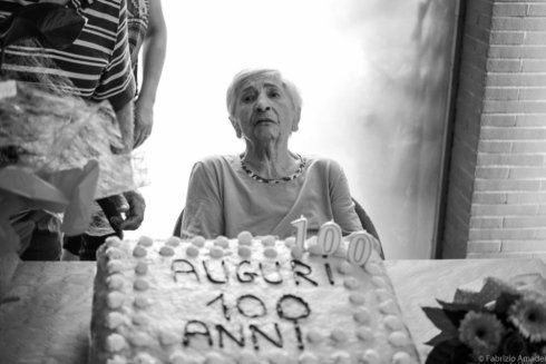 anziana in casa di riposo con torta di compleanno