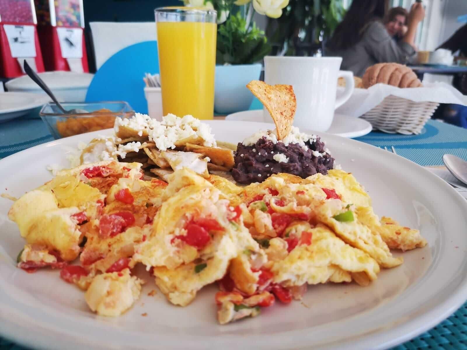 DESAYUNOS Y ALMUERZOS