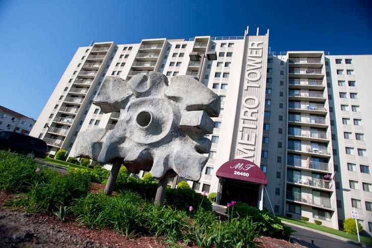 A large building with the word metro tower on it