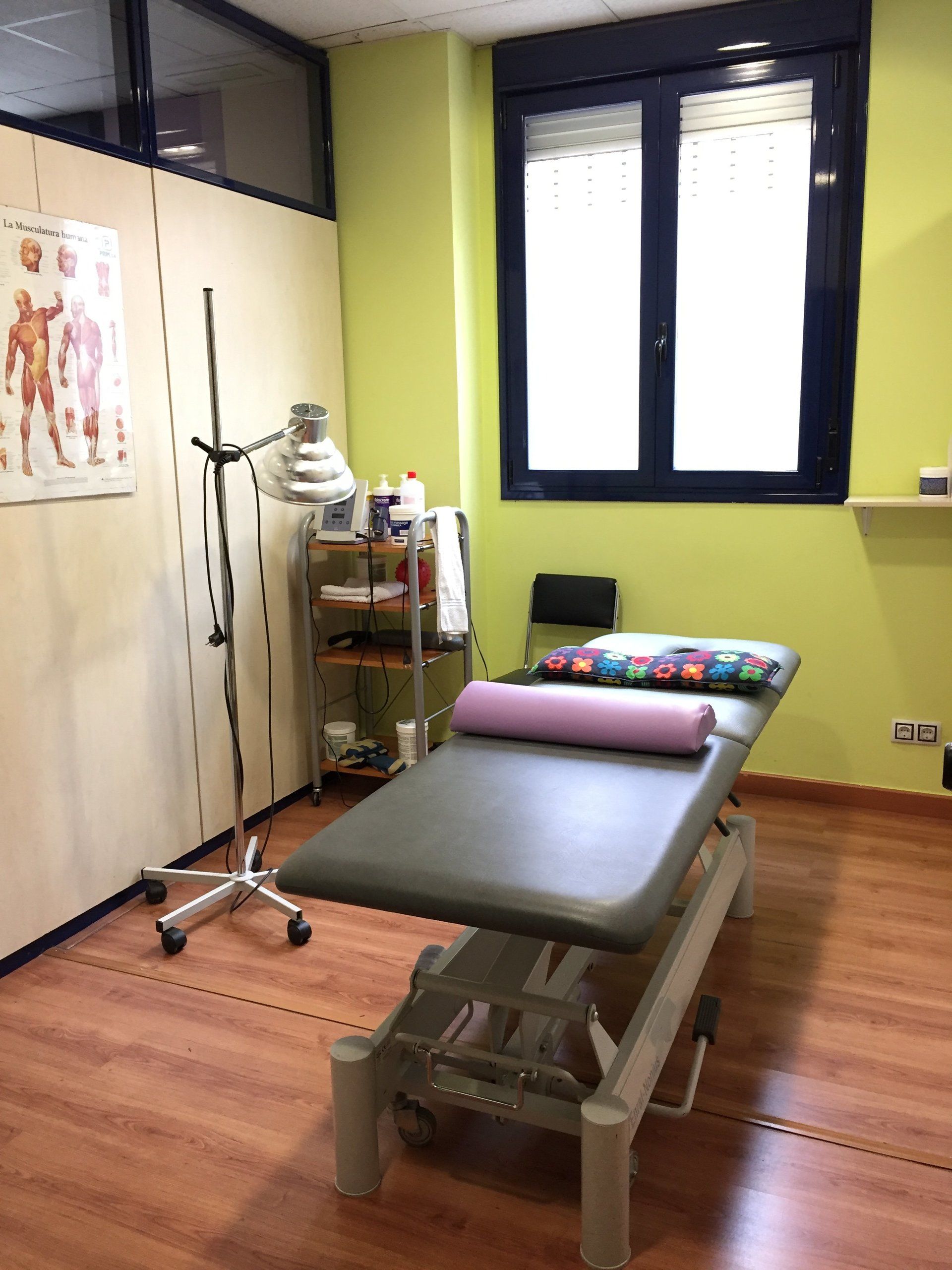 Una sala médica con una cama y una ventana.