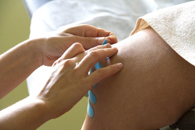 Una persona recibe una inyección en el brazo.