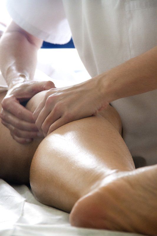 Una persona está recibiendo un masaje en su pierna.