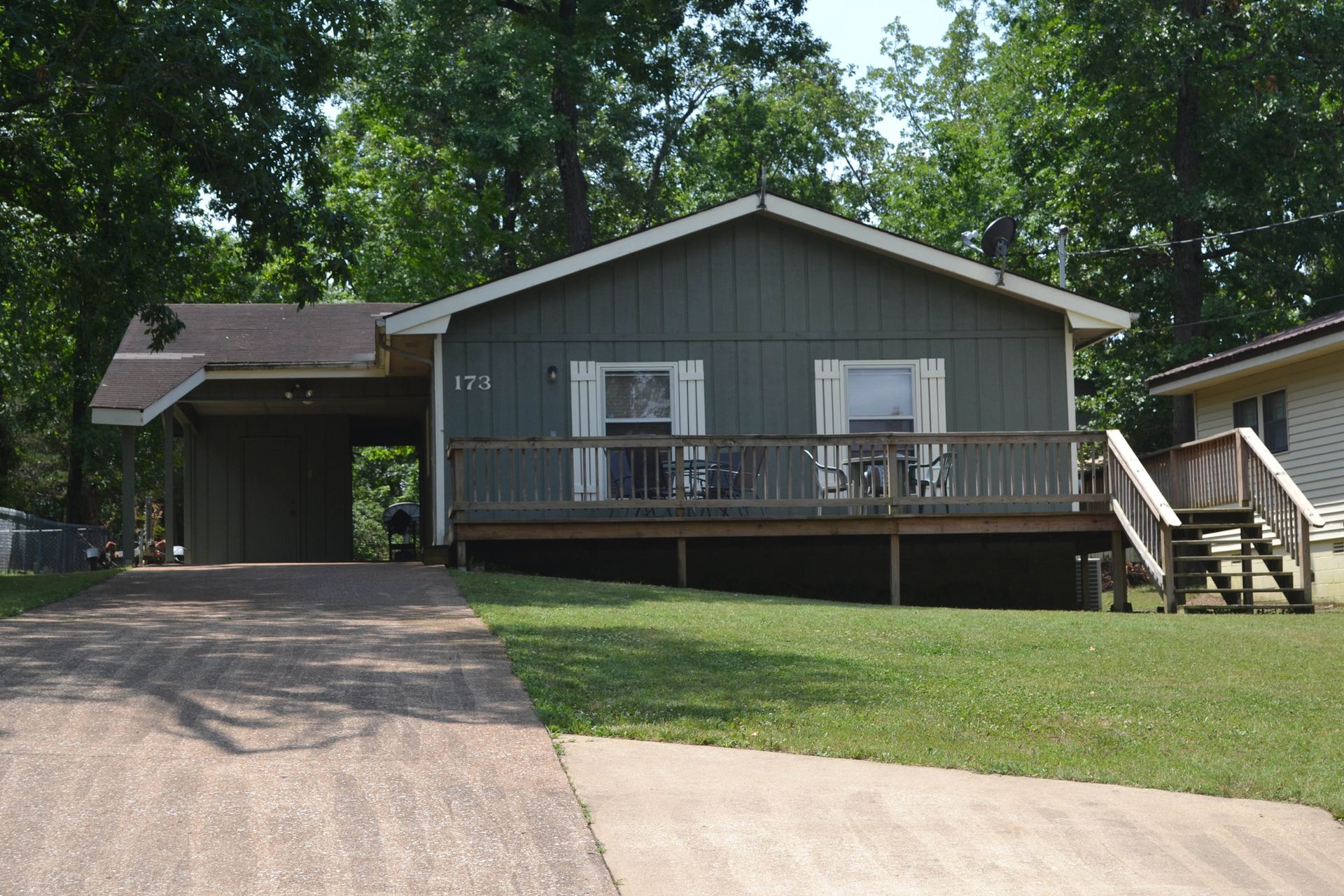 A house with the number 172 on the front of it
