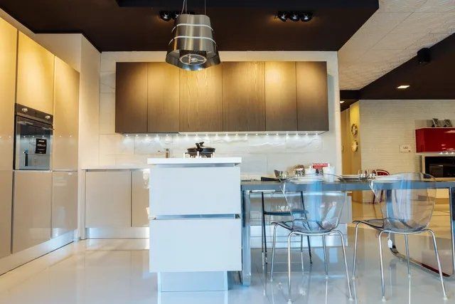 Cucina con isola contemporanea