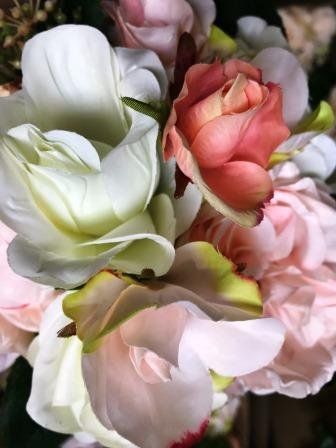 Wide Selections of Mixed Bouquets and Bushes