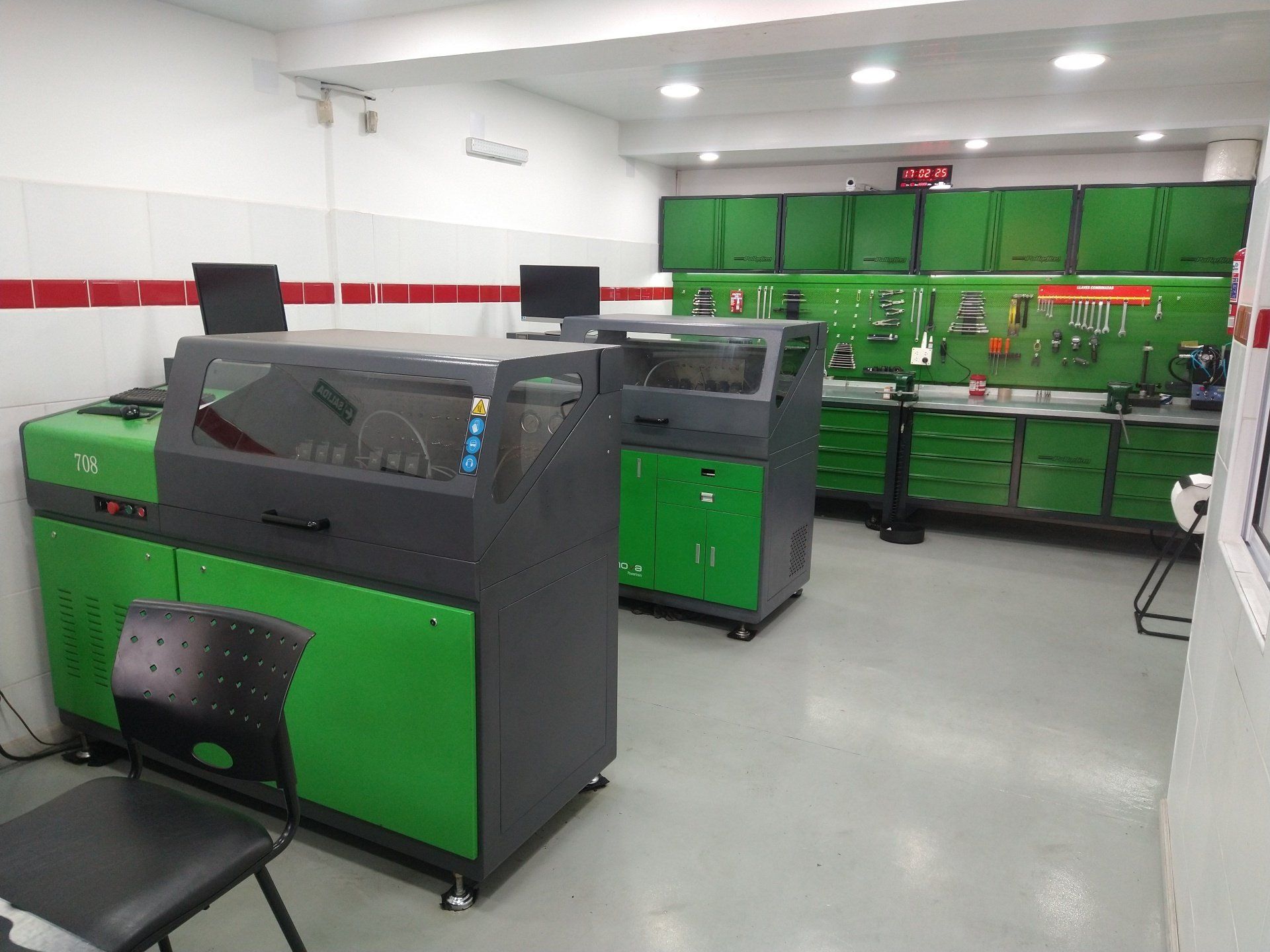 Dentro de un taller de reparación de automóviles limpio con maquinaria ecológica y almacenamiento.