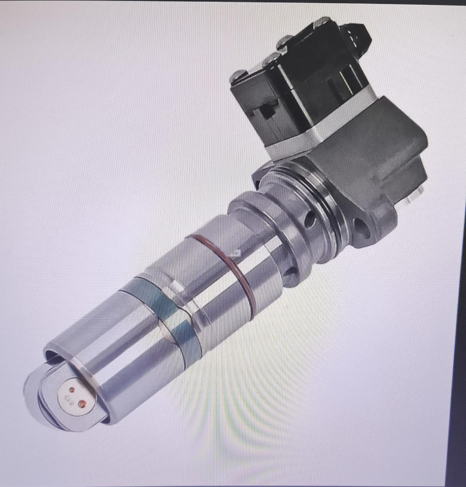 Inyector de combustible diesel, color plata metalizado con parte superior negra, boquilla en la parte inferior.