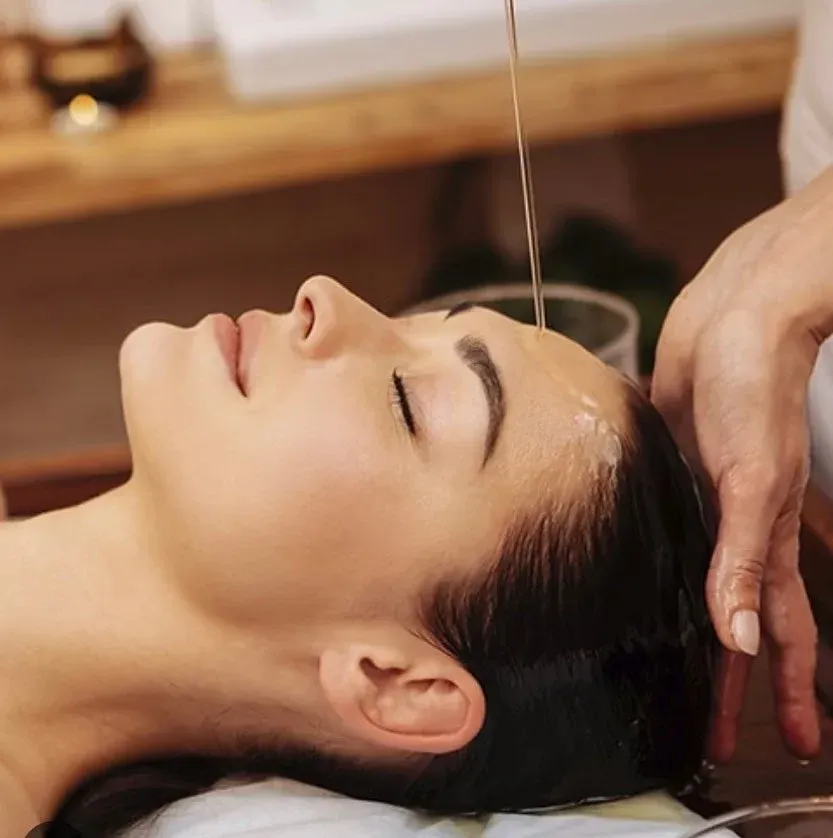 Une femme se fait masser la tête dans un spa