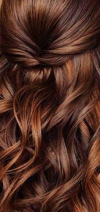 Une femme se fait laver les cheveux dans un lavabo dans un salon.