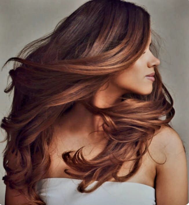 Une personne se fait couper les cheveux par un coiffeur.