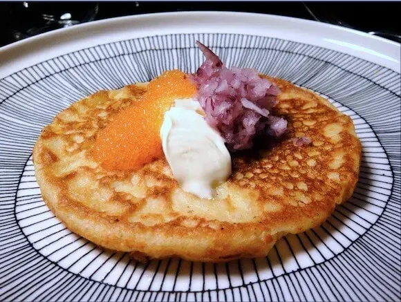 Pastaa simpukoilla, punaviiniä, Italian lipun logo, tumma tausta.