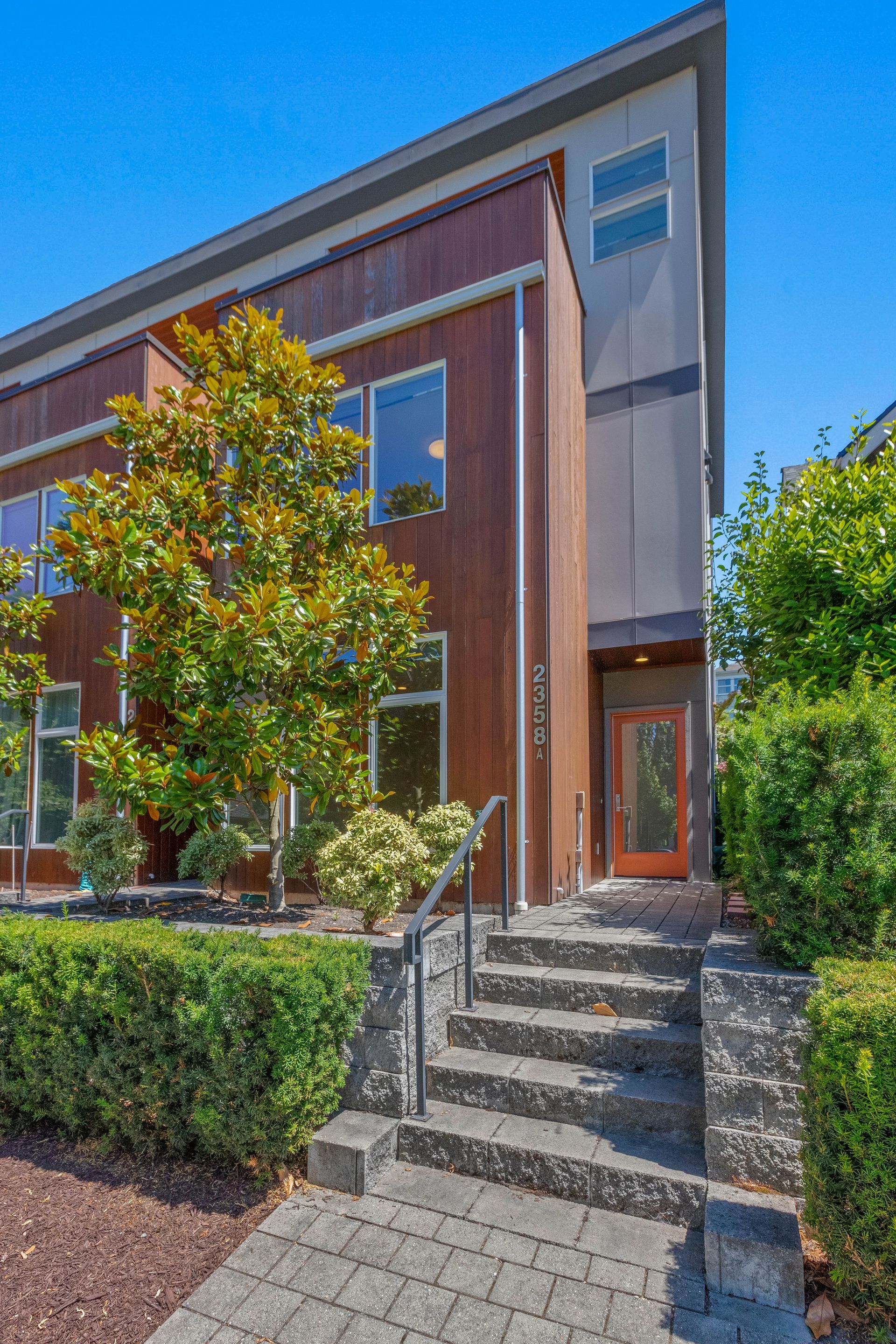 2358A Franklin Ave E