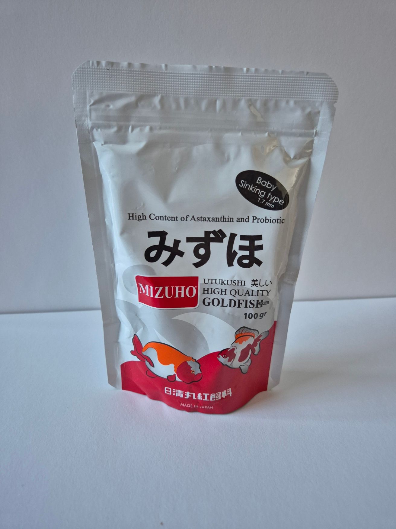 Verpakking Mizuho goudvisvoer met Japanse tekst en een afbeelding van een goudvis.