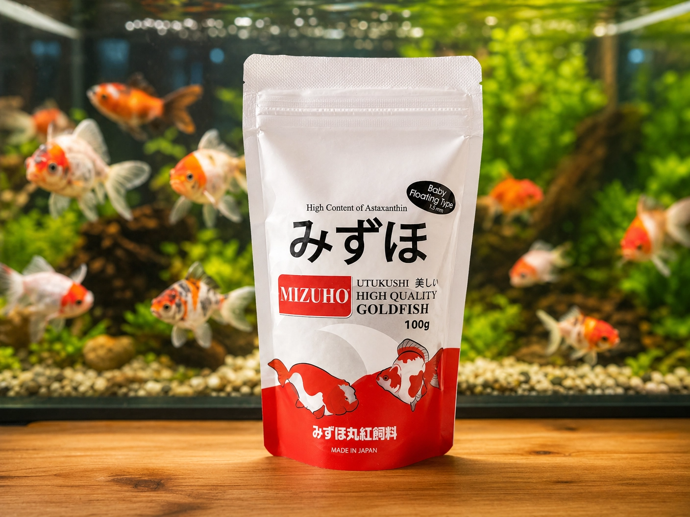 Witte en rode zak Mizuho visvoer met afbeeldingen van goudvissen op de voorkant.