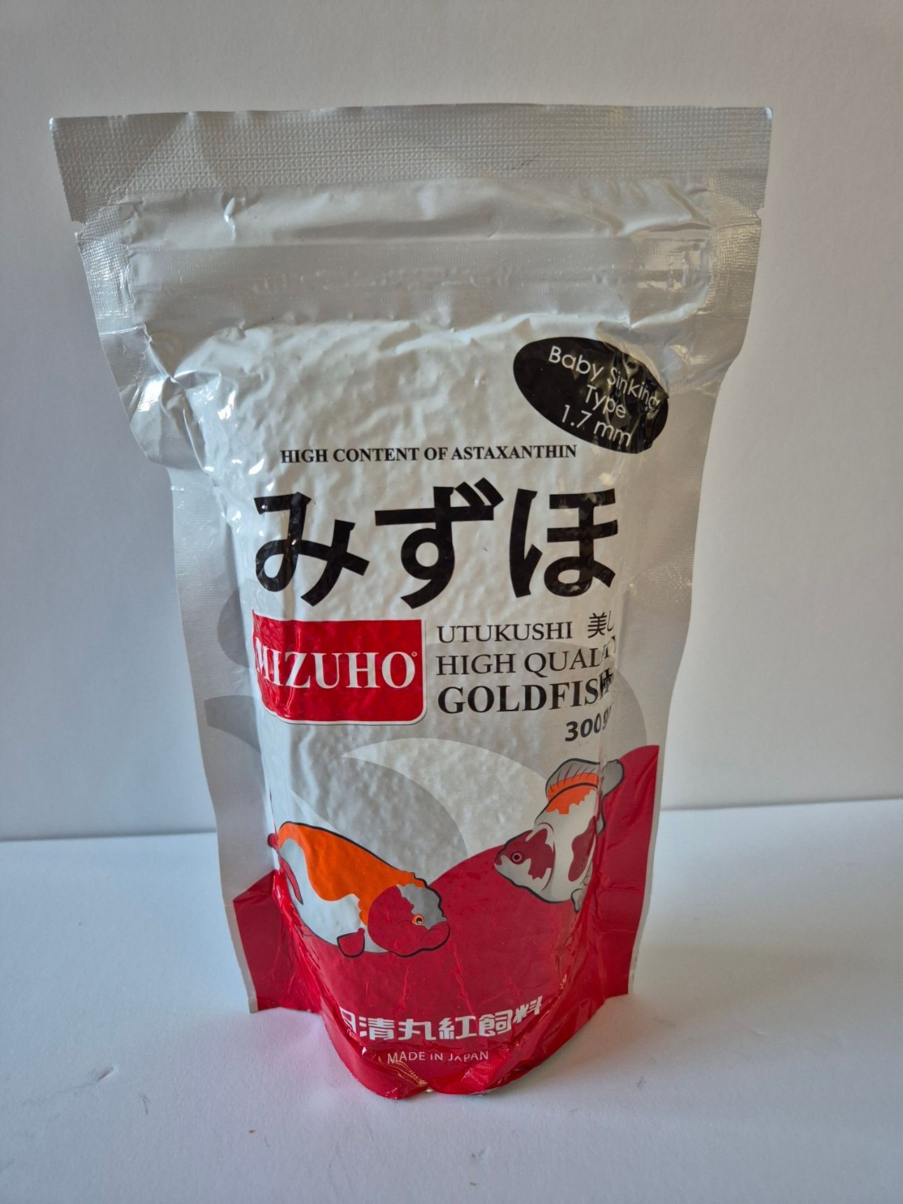 Zak Mizuho hoogwaardig goudvisvoer. Witte en rode verpakking met Japanse tekst en een afbeelding van een goudvis.